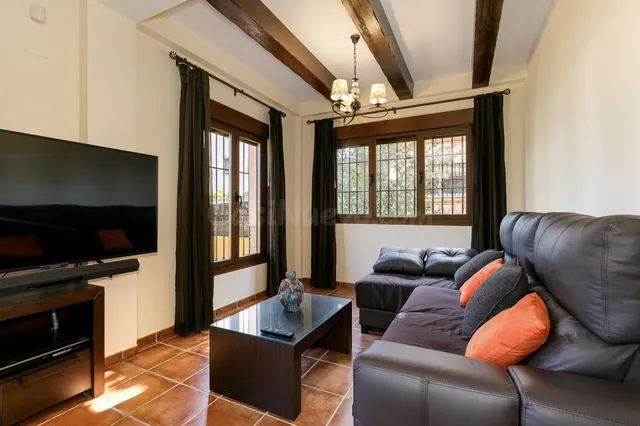 Espectacular vivienda pareada a la entrada a de Jun - foto 3