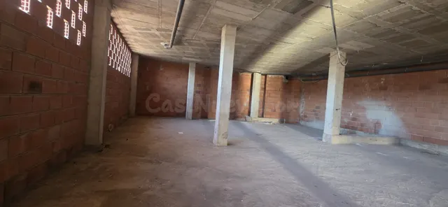 SE ALQUILA LOCAL DE 100 METROS EN BASTO - foto 2