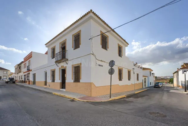 ¡¡ESPECTACULAR!! Adosada de esquina de 223 m2 con patio, ter