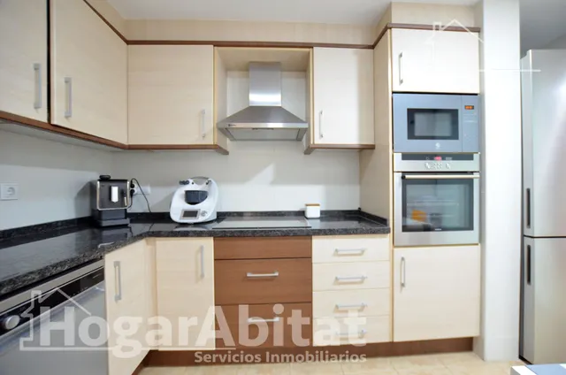 ¡vistas despejadas! amplio, alto y moderno con ascensor y balcón — 12