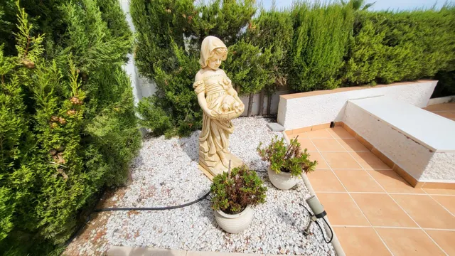 Chalet esquina de 3 Dormitorios y 3 Baños en parcela grande arreglada de 600m2 con piscina y garaje privado — 24