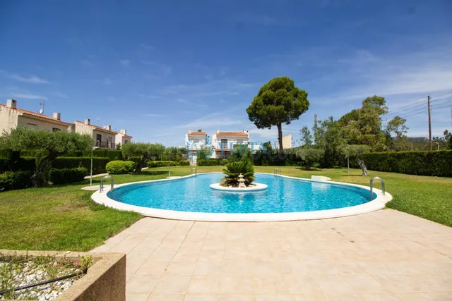 CHALET ADOSADO CON LICENCIA TURÍSTICA Y GRAN TERRAZA EN LES  - foto 3