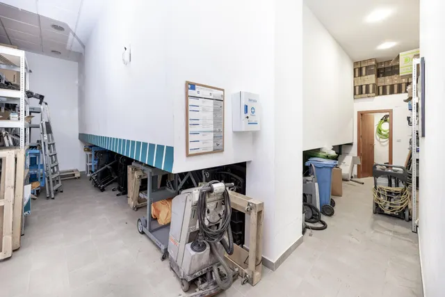 LOCAL COMERCIAL JUNTO AL CAMPUS DE LA SALUD — 24