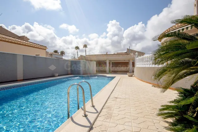 CHALET CON PISCINA PRIVADA EN LA ZENIA - PLAYA FLAMENCA — 2