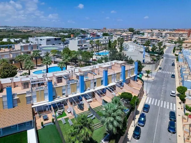 Moderno chalet adosado con piscina y vistas al mar — 14