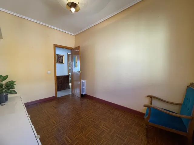 SE VENDE PISO ZONA ALTA — 28