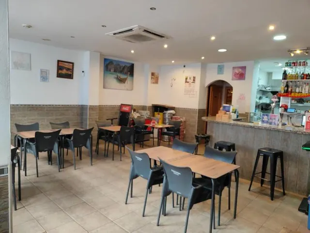 SE VENDE LOCAL DE RESTAURACIÓN EN PLENO FUNCIONAMIENTO EN ES