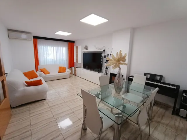 Piso en venta en la calle Reis Católico con 4 dormitorios y 