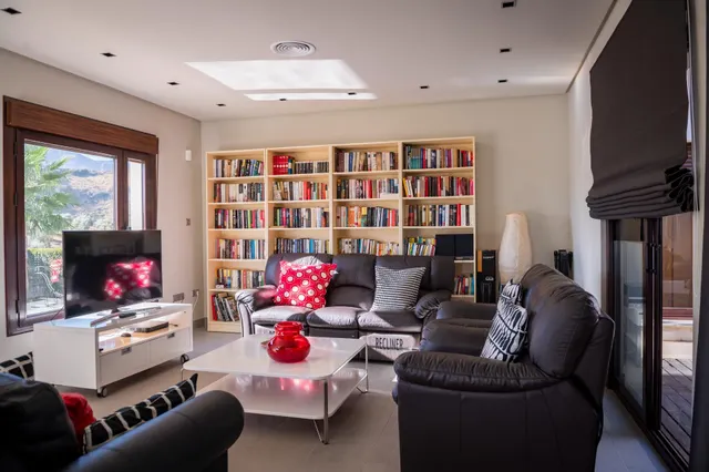 Exclusiva casa de lujo con piscina privada en un entorno tranquilo y selecto — 36