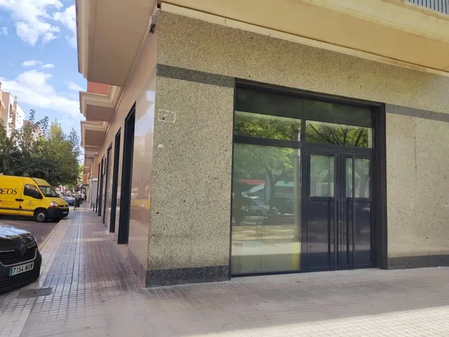 LOCAL para poner tu NEGOCIO o con posibilidad de CAMBIO DE USO. — 23