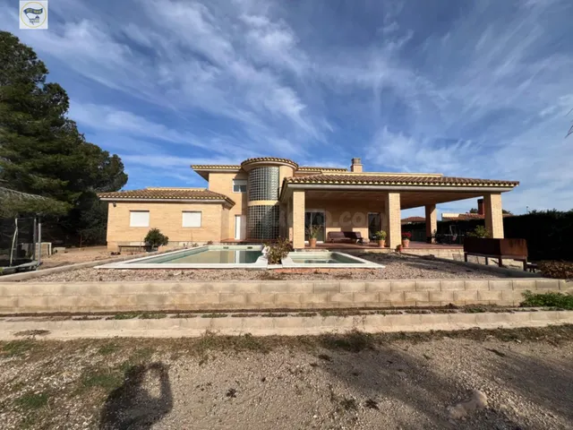 ESPECTACULAR CASA CON PISCINA — 3