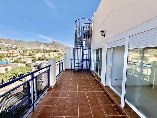Ático dúplex de dos dormitorios con vistas al mar en Benalmádena, Costa del Sol — 7