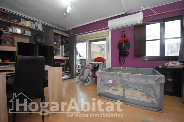 Disfruta de la luz natural y el encanto de vivir a un paso del centro en este acogedor piso con balcón — 18