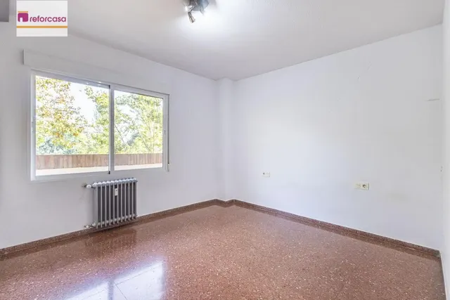 Piso con plaza de garaje cerrada junto a La Inmaculada, frente al río Genil. — 18