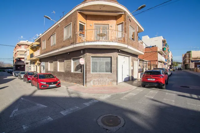 edificio independiente con garaje privado para mas de 3 coch