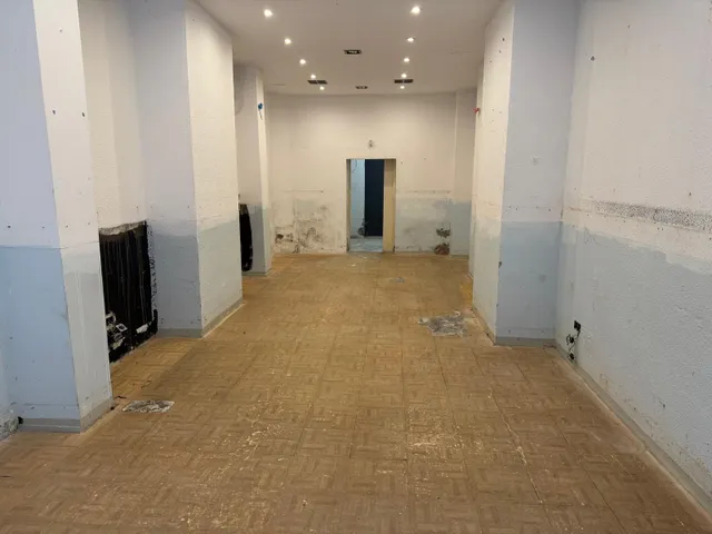Dos Locales Comerciales - Carrer de l'Om — 23