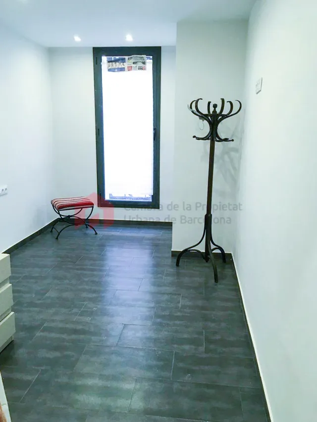 Local comercial de 990 m2 distribuidos en 2 plantas y con 2 viviendas. — 27