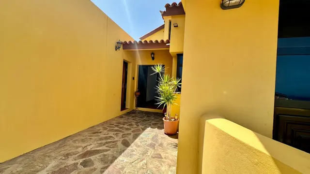 Chalet independiente con 5.318 m2 de parcela y vistas al mar en Candelaria — 40