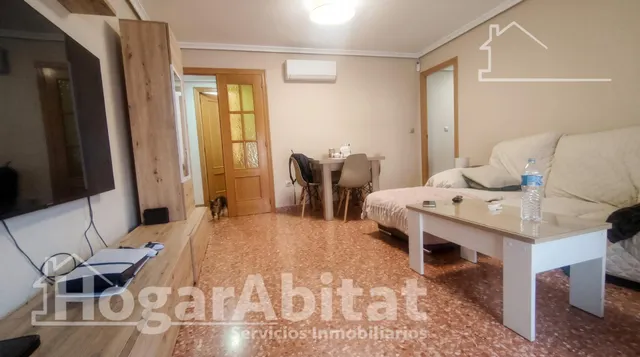 Amplitud y excelente estado en este luminoso piso reformado de 4 dormitorios con ascensor — 2