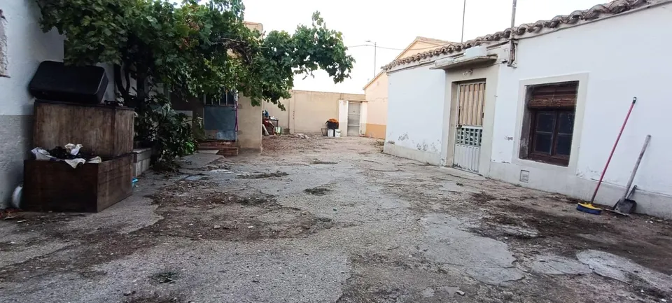VENTA INMUEBLE/SOLAR ADOSADO CON construcciones VARIAS EN ZAMORA ZONA SAN ISIDRO, PATIO, GARAJE...