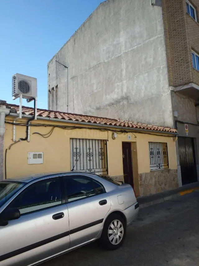 Se vende Casa Adosada OKUPADA en Santo Tomas 11 Talavera de 
