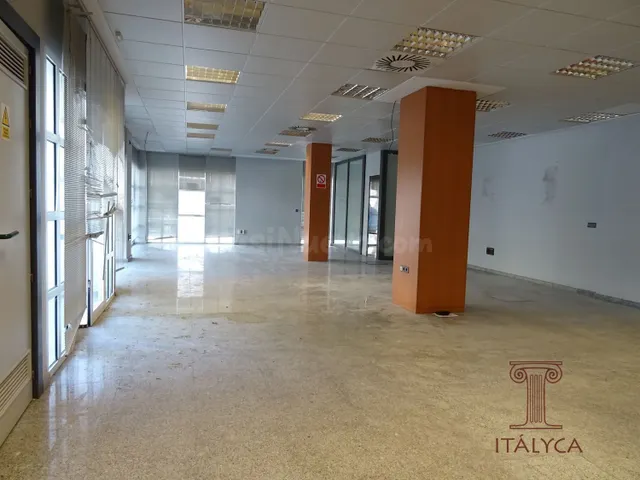 Amplio Local Comercial en Esquina con Excelente Visibilidad - foto 5