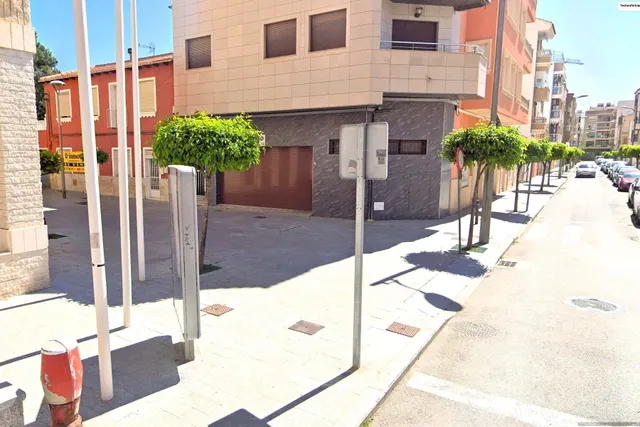 Parcela esquinera central en el lado del Parque Alfonso XIII. Posibilidad de construir 5 plantas (baja+4) con vistas al mar desde las superiores. Aprox. 785 m2 con 11 apartamentos y piscina interior. — 9