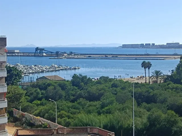 Se vende un Apartamento Atico con Terrasa acristalada, con 2 dormitorios y 2 baños en centro de Torrevieja! — 3