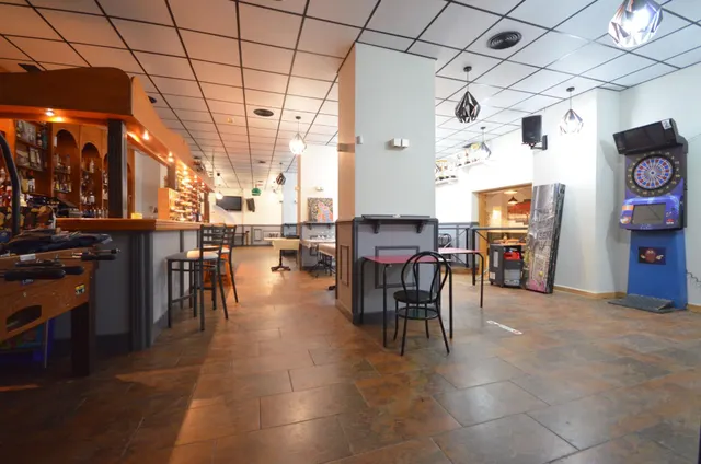 Negocio de restaurante-bar en funcionamiento en local esquinero de 402 m2 — 46