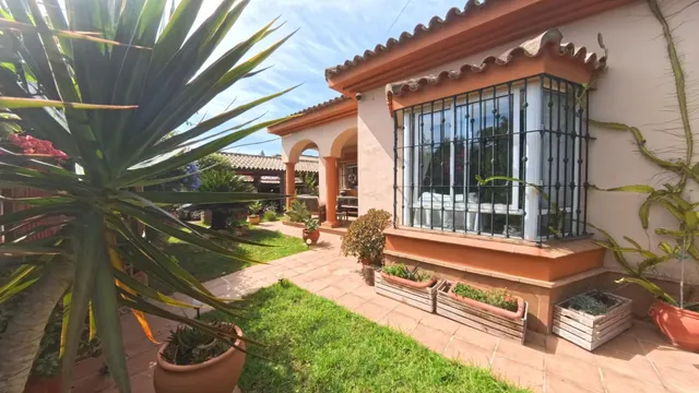 Chalet urbano reformado con piscina, placas solares y todas las comodidades — 7