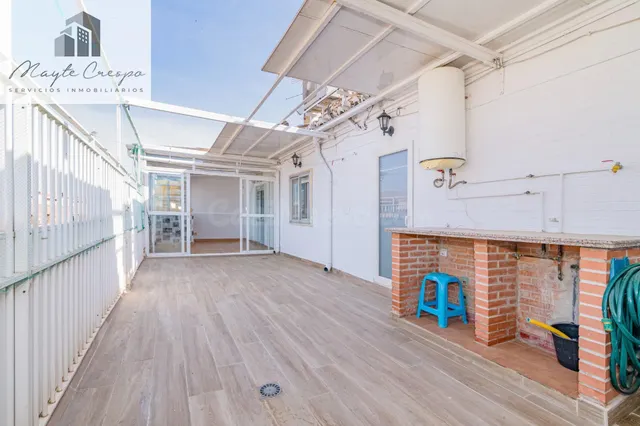 Atico muy amplio con gran terraza en Arabial - foto 2