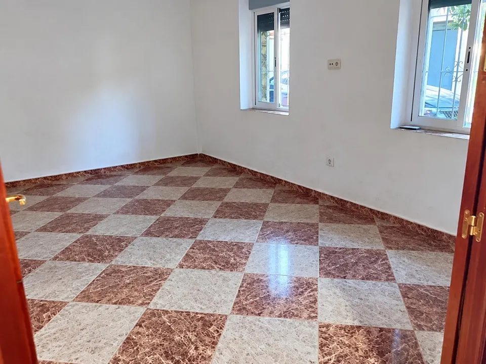 Casa de una planta con 4 Domitorios y patio en la zona de Cañero.