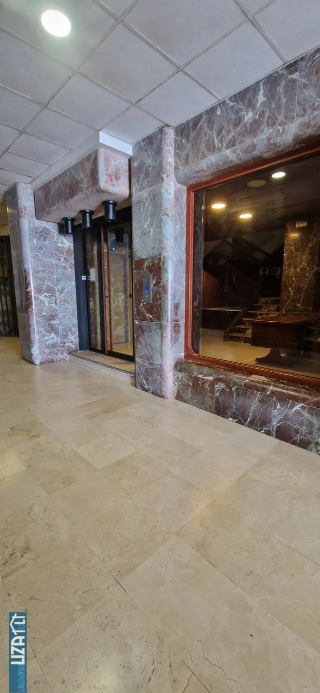 Amplio Piso en Primera Línea de Playa de Levante con Potencial — 25