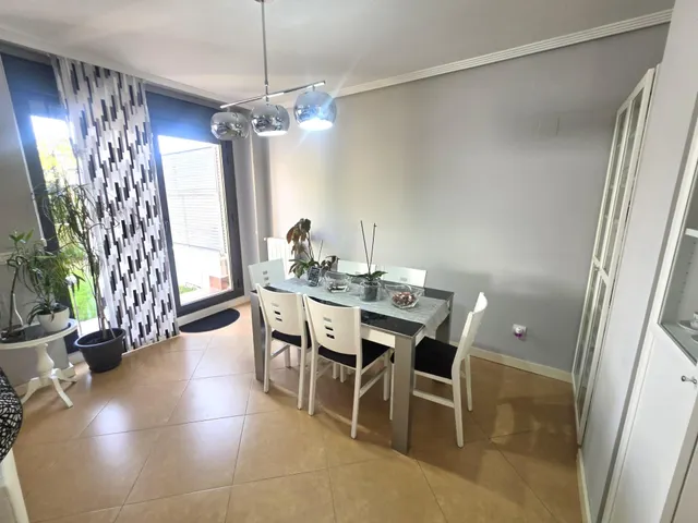 Chalet de esquina en zona hospital — 21