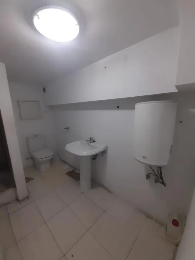 Se alquila local comercial en primera línea en Calle San Fernando de Santander. — 16