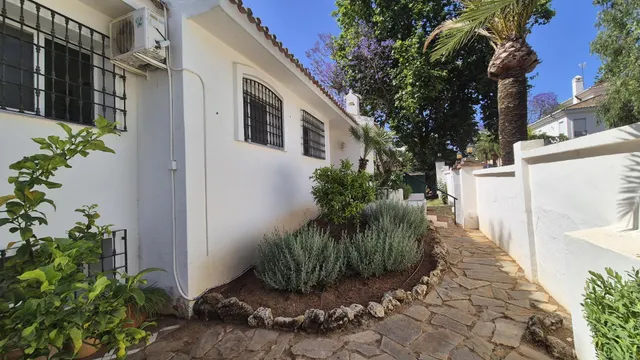Alquiler larga temporada - Villa Privada con Piscina y Amplio Jardín en Cerrado de Elviria, Marbella — 7