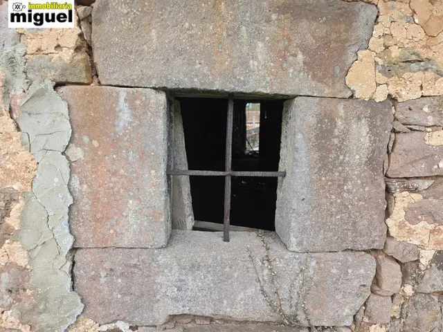 Se vende casa de piedra para rehabilitar con jardín en Cades (Herrerías) — 9