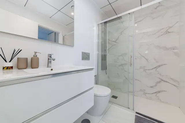 Casa adosada moderna y espaciosa (aprox. 116 m2) con 3 dorm, 3 baños, varias terrazas, y gran piscina comunitaria. Cerca de campos de golf, La Zenia Boulevard, y a poco más de 5 km de las playas. — 28