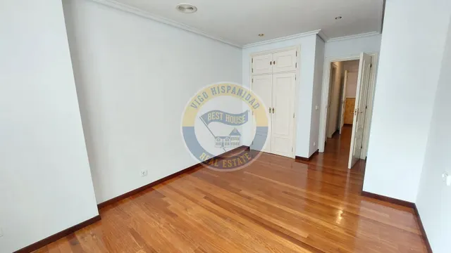 PISAZO DE LUJO CON GARAJE EN ROSALÍA DE CASTRO – VIGO — 28