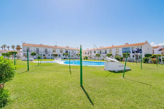 CHALET ADOSADO EN SALOBREÑA PLAYA, URB. PRIVADA CON PISCINA  - foto 3