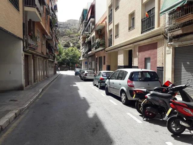 LOCAL EN MUY BUENA ZONA PARA TRABAJAR — 5