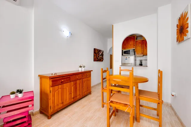 Apartamento de 2 dormitorios con piscina comunitaria en Torrevieja — 11