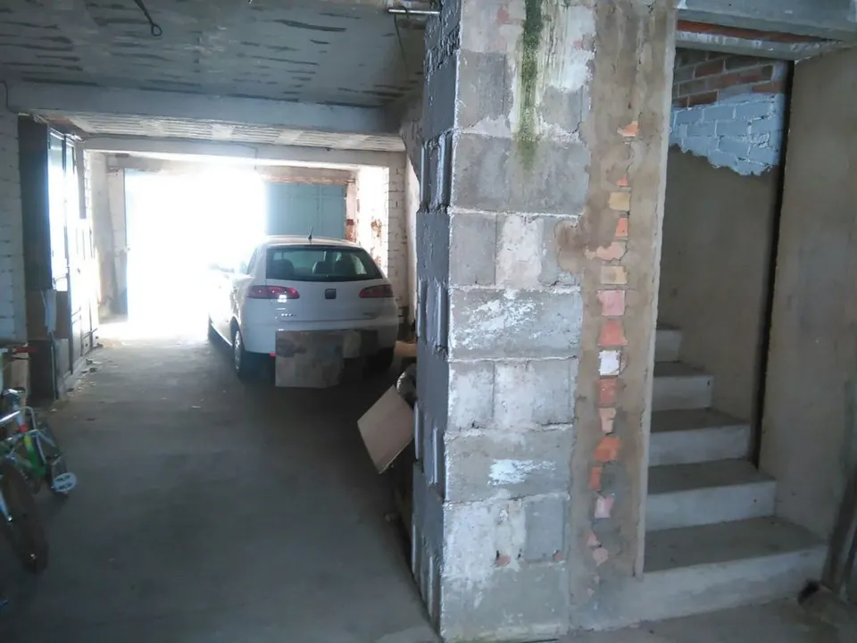 COCHERA CON VIVIENDA Y PATIO