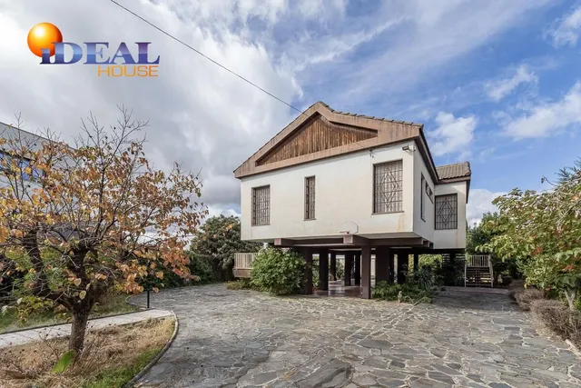 Gran casa con parcela y piscina en Cájar — 28