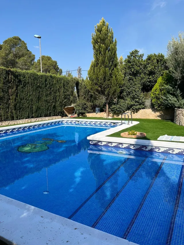 EXCLUSIVA VILLA INDEPENDIENTE CON PARCELA DE 1.340 m2 Y PISC - foto 3