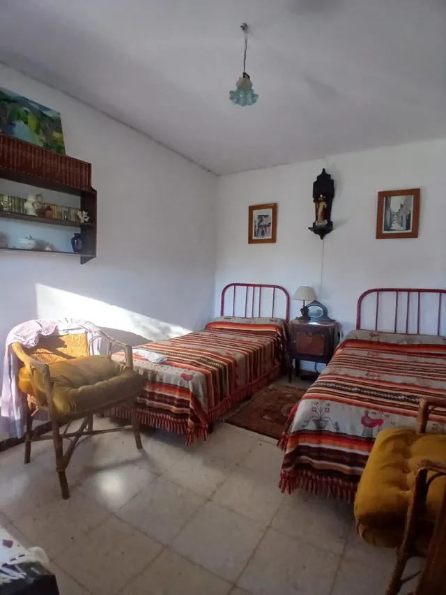 Casa con piscina y jardín. — 24