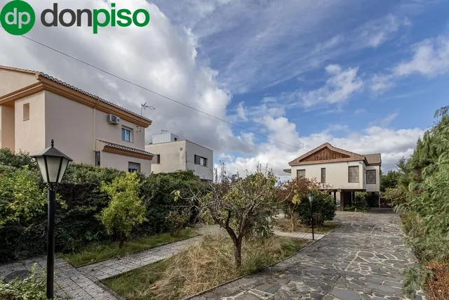 Gran casa con parcela y piscina en Cájar — 32
