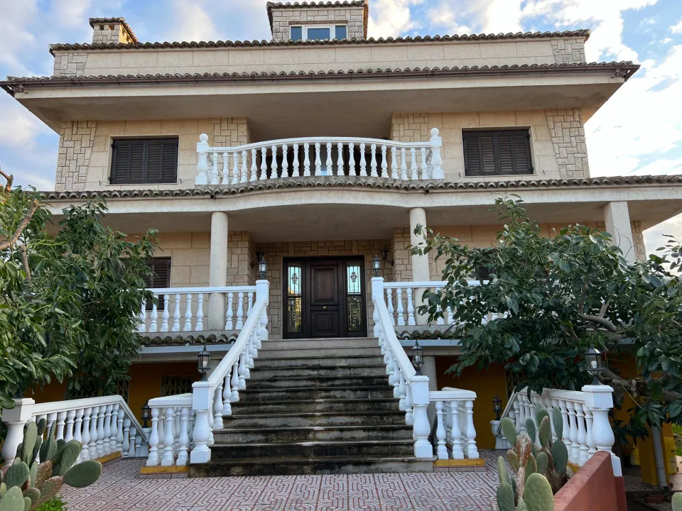 ESPETACULAR  CASA/CHALET A SOLO 8 KM DE CULLERA , CON AMPLIA PARCELA, FRUTALES Y PISCINA.