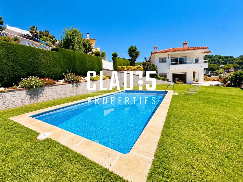 Casa independiente en venta con piscina privada y espectaculares vistas al mar en Sant Pol de Mar