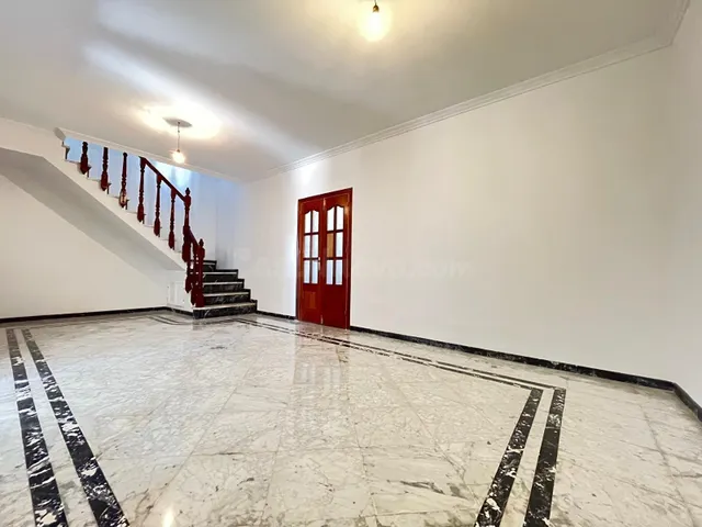 CASA CON PATIO Y AZOTEA, 5 habitaciones, 3WC EN AVENIDA ESPA